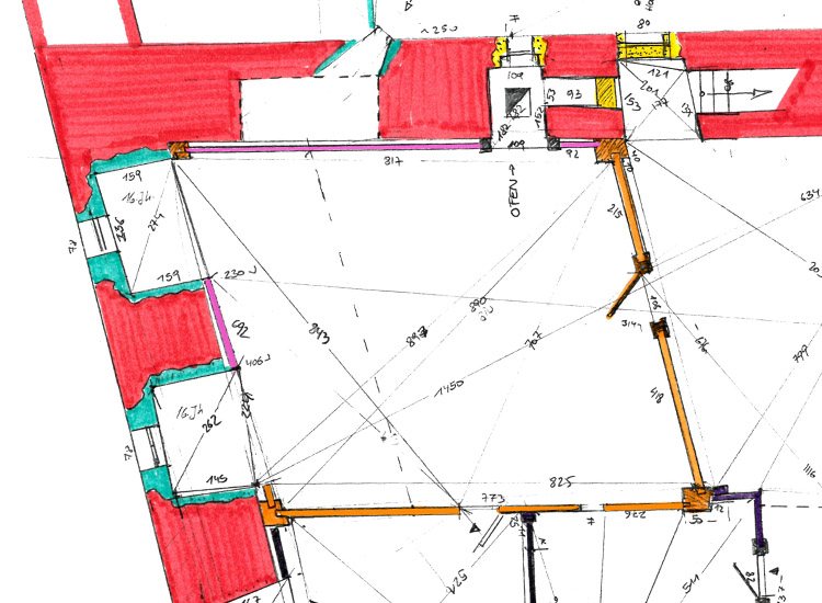 Goldegg: Planausschnitt der großen Stube, mit primären Holzeinbauten (Orange) und wiederverwendeten Täfelungen (pink).