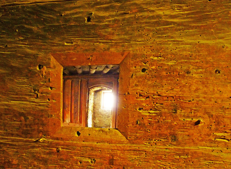 Goldegg: Große Stube, die Aussenseite des Schiebeladenfensters in der nördlichen Bohlenwand.