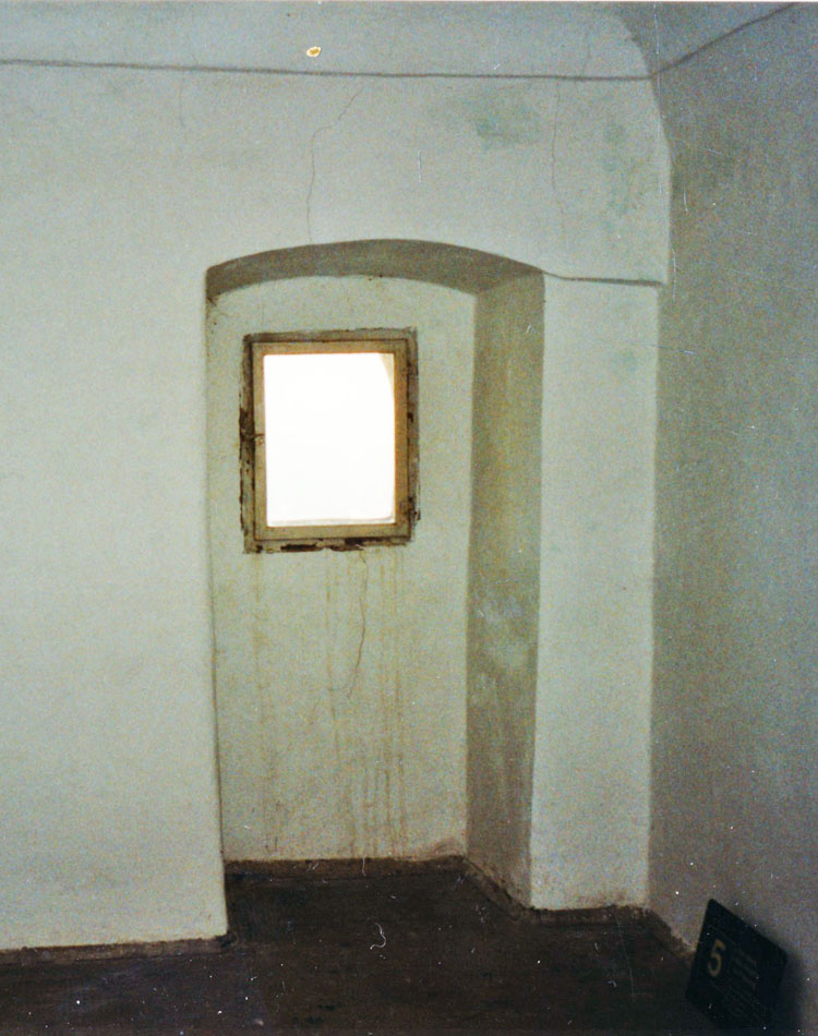 Graz Uhrturm: die völlig verputzte Türmerstube, mit dem zu einem Rechteckfenster umgebauten, westlichen (von außen gesehen linken) Trichterfenster.