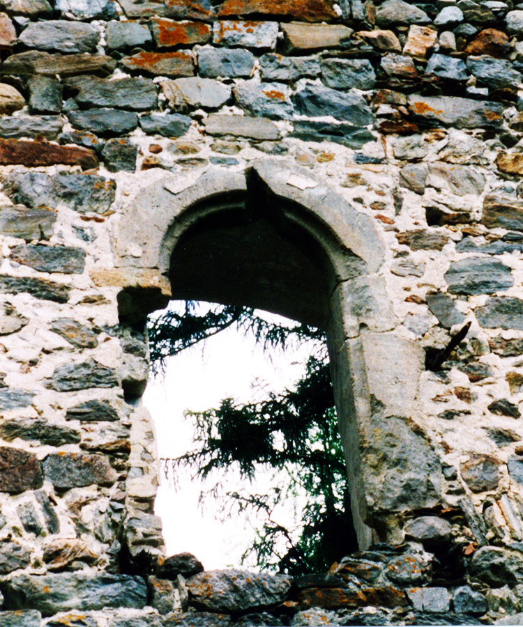 Kienburg: sekundär verbautes, gotisches Portal an der Hofseite des Festen Hauses (Foto 1999)