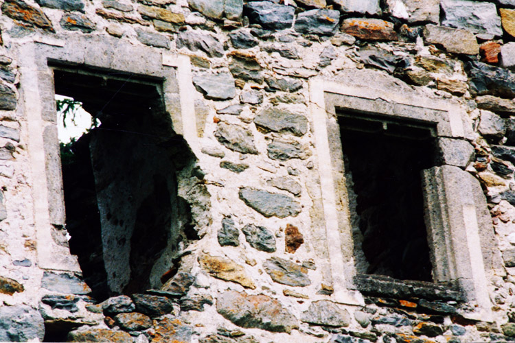 Kienburg: gotische Rechteckfenster an der Hofseite des Festen Hauses (Foto 1999)