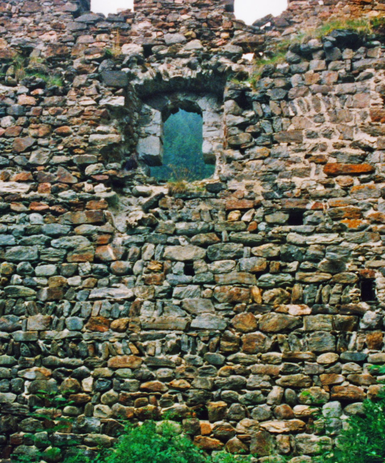 Kienburg: westliche Ringmauer mit Sitznischenfenster ohne Gebäude