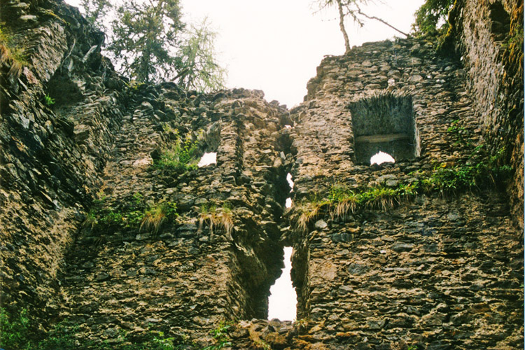 Klausegg: Die nördliche Schmalseite vor der Restaurierung (Foto 1998)