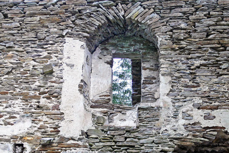 Neu-Leonroth: Sitznischenfenster im 1. OG des Wohnturms, links davon einzelner Stein zur Verzahnung der Quermauer