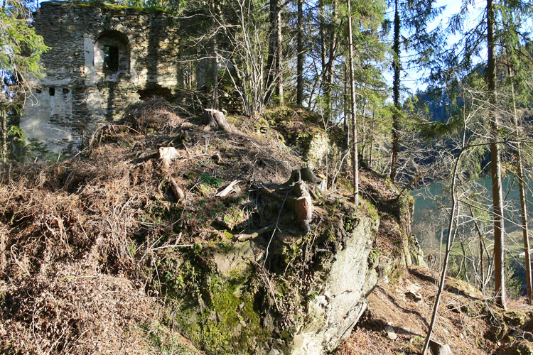 Neu-Leonroth: Der im Süden an die Schlucht grenzende Halsgraben, im Hintergrund der Wohntrakt