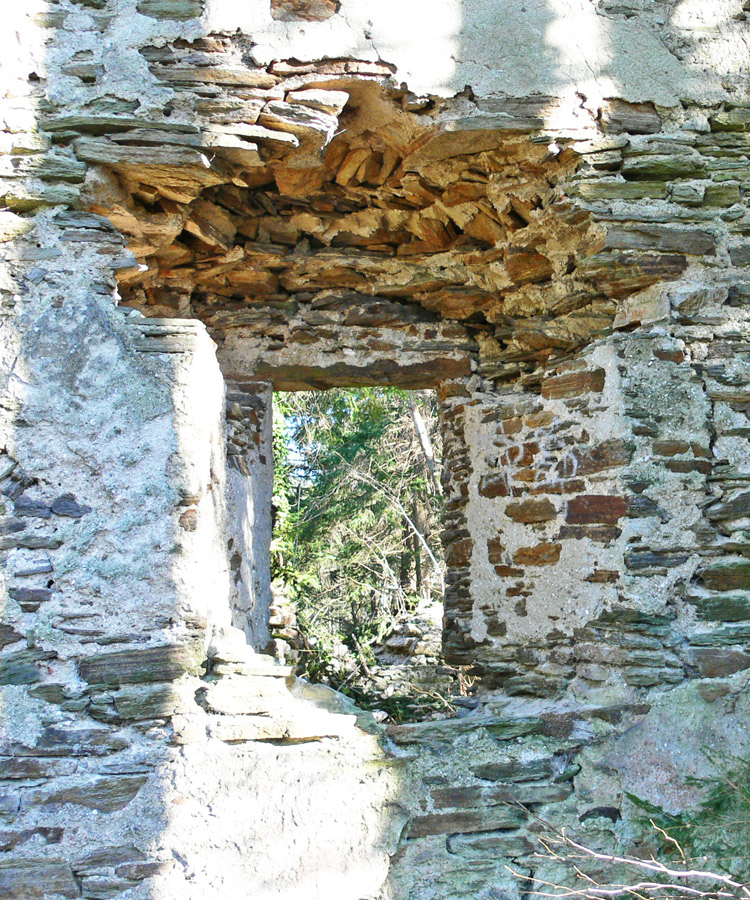 Neu-Leonroth: durch Kapellengewölbe verstelltes Fenster am Wohnturm, Innenseite, Erdgeschoss