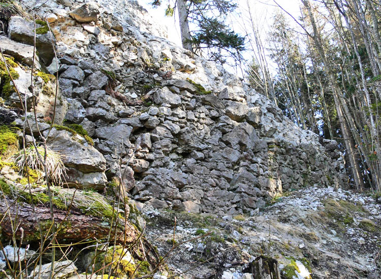 Mitterturm: verfallene Ringmauer an der Hangseite