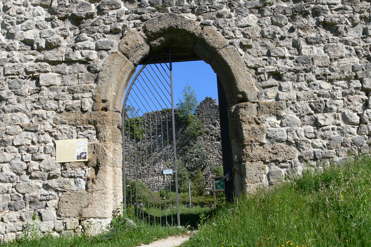 Plainburg: gotisches Burgtor an der Südseite der Kernburg