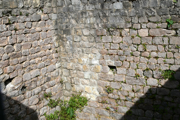 Innenecke des romanischen Torturms
