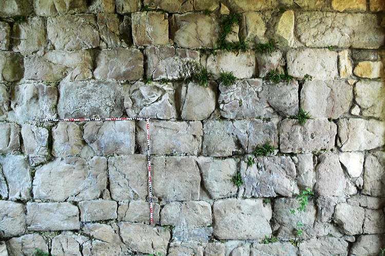 Plainburg: Mauerwerk des romanischen Torturms