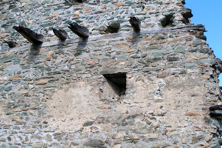 Rabenstein-Virgen: Mauerwerk und Deckenkonstruktion am Vorburg-Turm