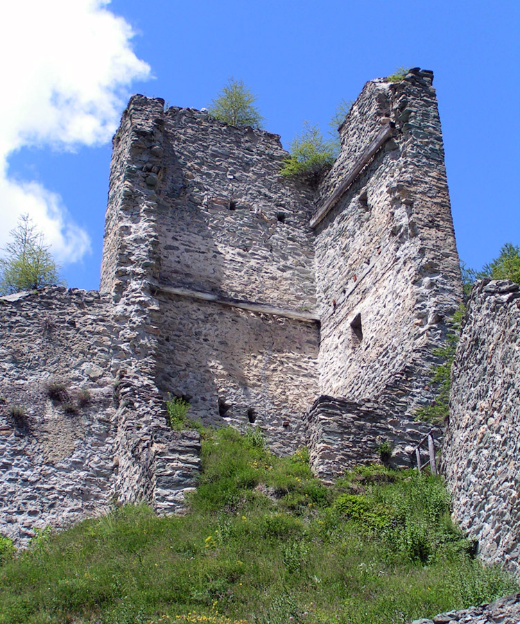 Rabenstein-Virgen: der Bergfried an der höchsten Stelle des Burgfelsens, mit den anschliessenden Ringmauerstücken