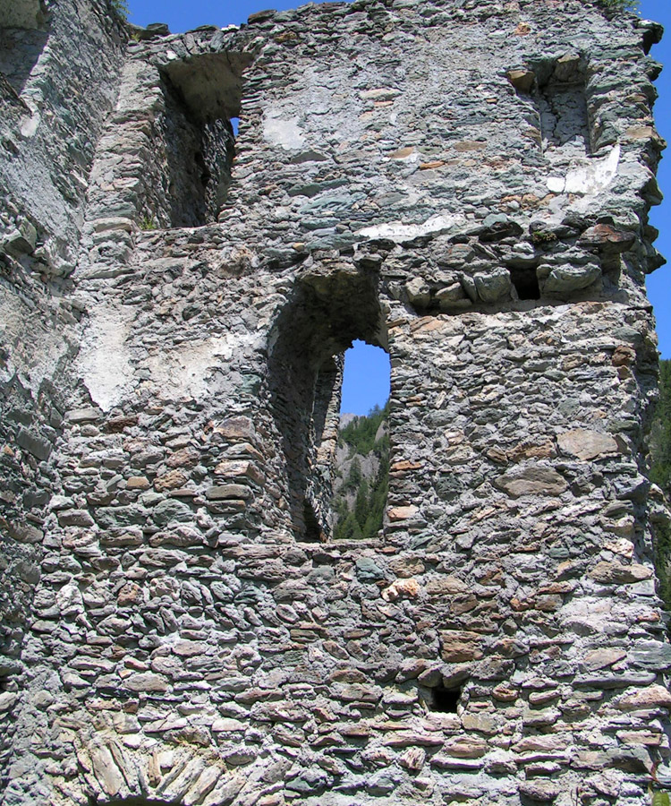 Rabenstein-Virgen: Ostseite der Torhalle. die Schmalseite eines älteren Gebäudes