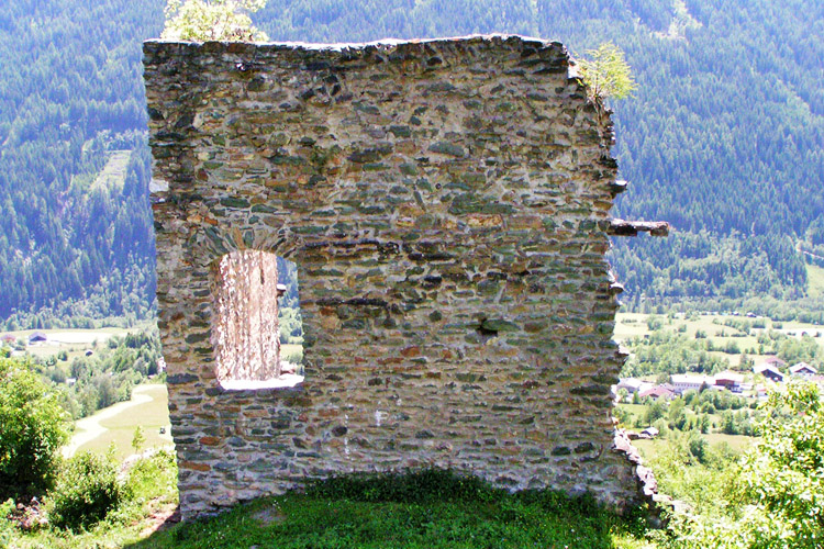 Rabenstein-Virgen: die erhaltene Ecke des Vorburg-Turms