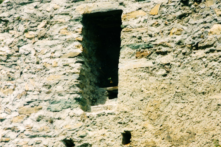 Rabenstein-Virgen: Abtritt in der Mauerstärke der Ringmauer