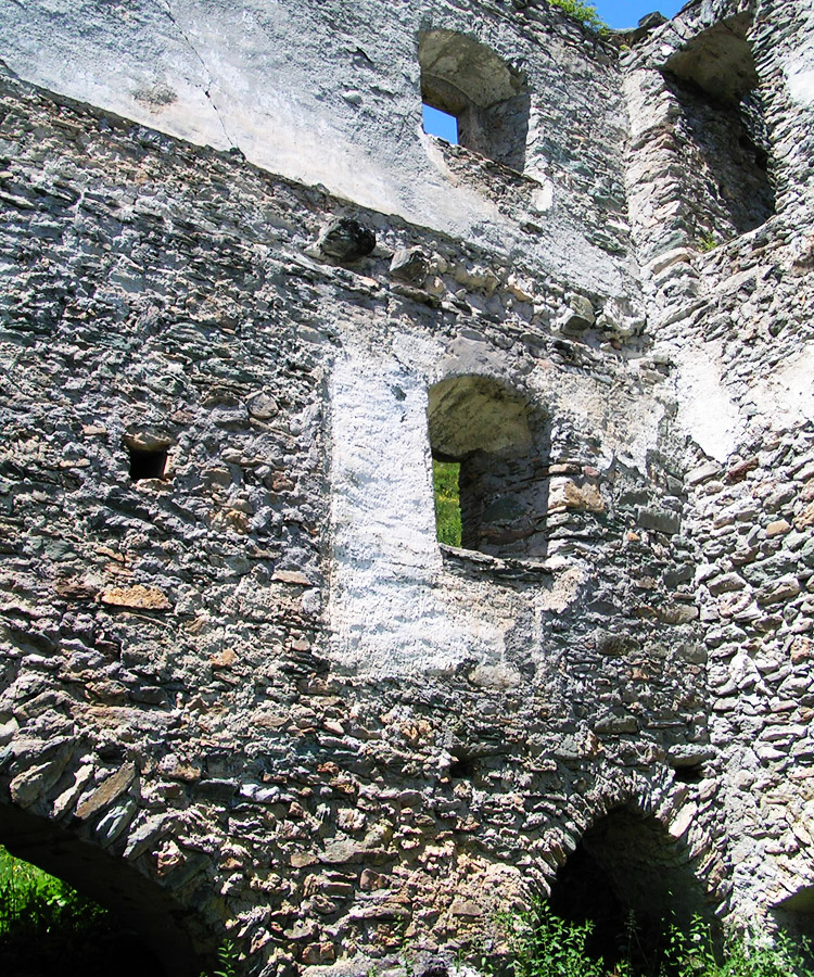 Rabenstein-Virgen: Die stark verschüttete Torhalle mit den beiden Bogenöffnungen zum Burghof