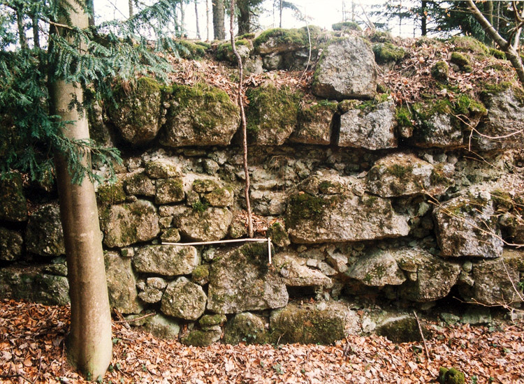 Säbnich II: Mauerwerk der Grabenausmauerung (Contrescarpe)