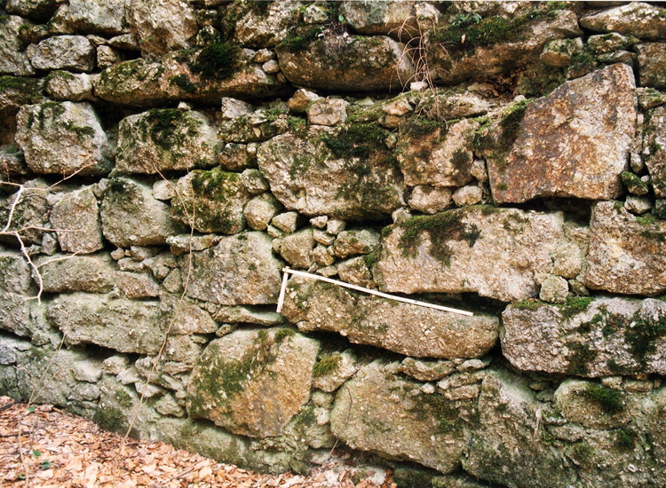 Säbnich II: Mauerwerk der Grabenausmauerung (Contrescarpe)