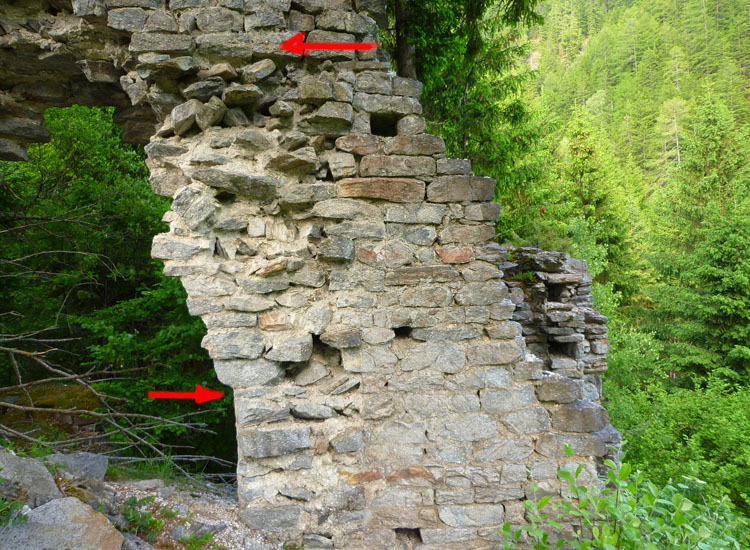 Sonnenburg Foto 3, die Pfeile markieren die Höhe der mit dem torturm verzahnten Zwingermauer (oben) und die Lage Kante des innener Burgtores, das vom Torturm in den Zwinger führt