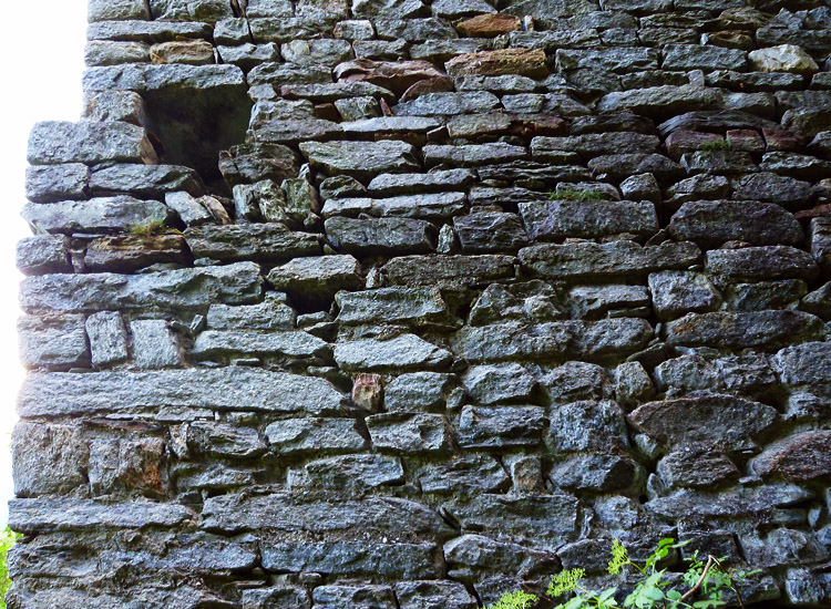 Sonnenburg: Foto 4: Mauerwerk an der Außenseite des Torturms