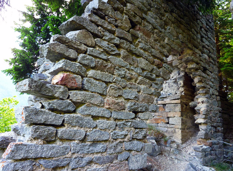 Sonnenburg: Mauerwerk an der Innenseite des Torturms