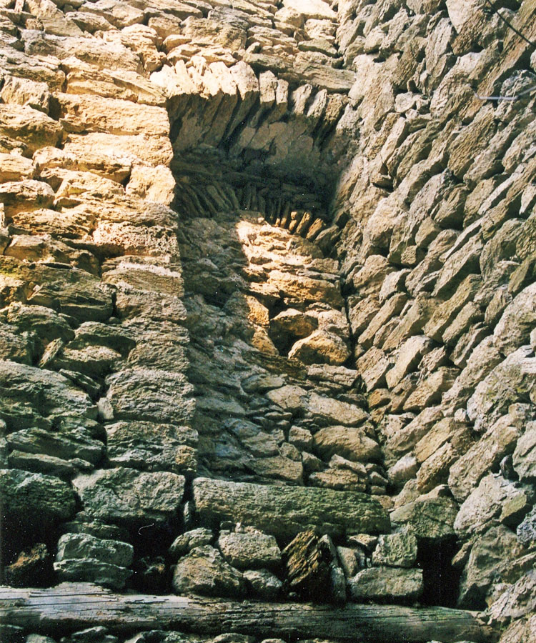 Strassfried: Innenseite des vermauerten Hocheinstiegs zum Bergfried