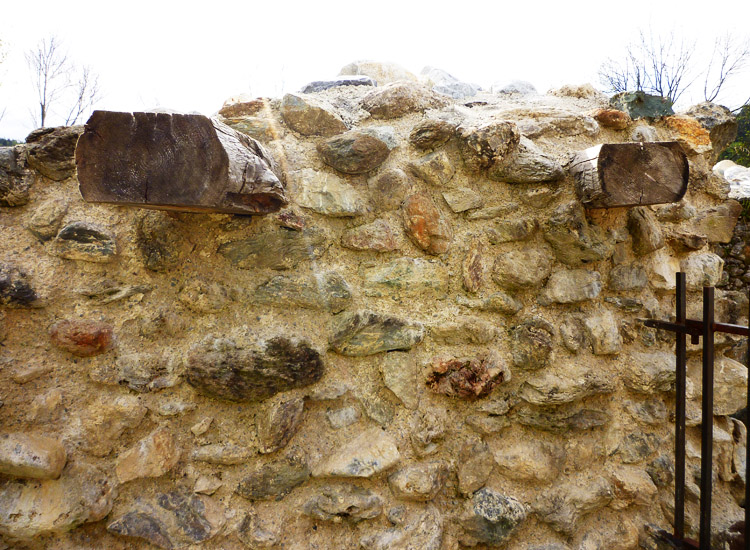 Wagrain: restaurierte Maueranker im Mauerwerk des Bergfrieds (Foto 2010)