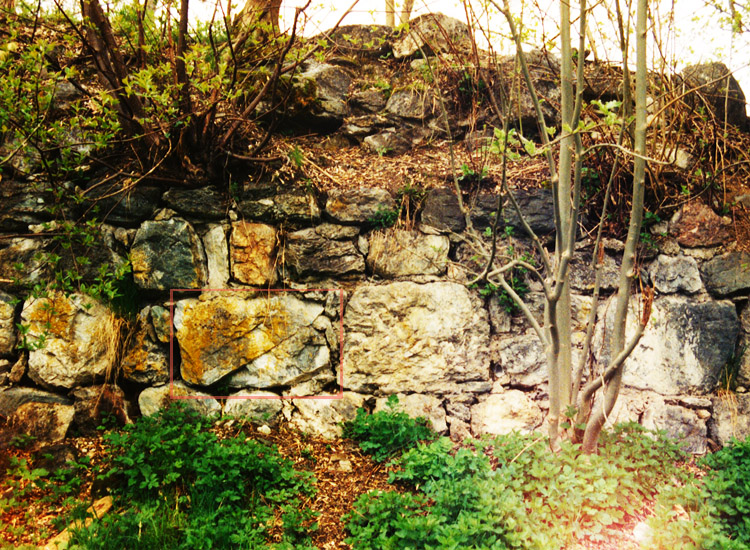 Wagrain: Mauerwerk des Bergfried vor der Sanierung (Foto 1998). Ein markanter Stein ist rot markiert. Zwei Lagen über dem Stein fehlt die äußere Mauerschale