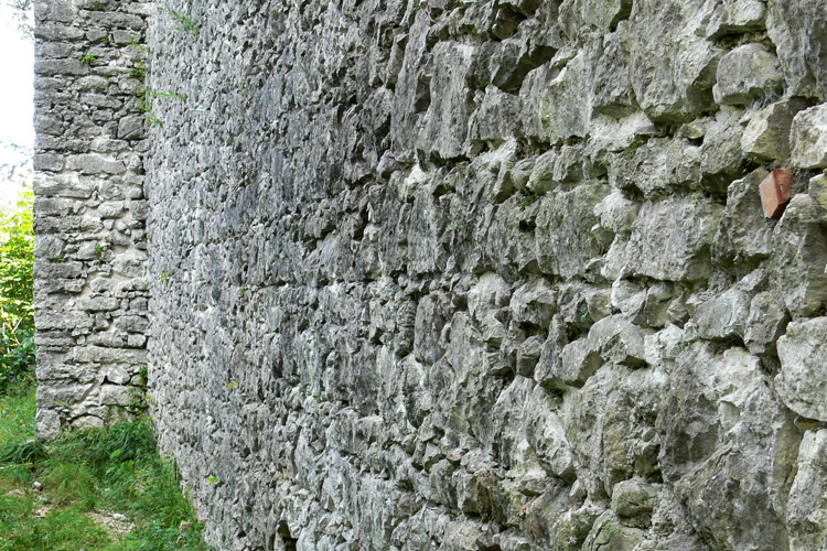 Wildenstein: Mauerwerk der nördlichen Ringmauer, im Hintergrund der Mauerpfeiler