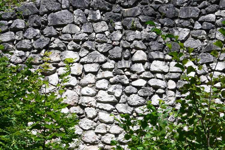 Wildenstein: rezentes Mauerwerk aus dem teilweisen Wiederaufbau der Ringmauer
