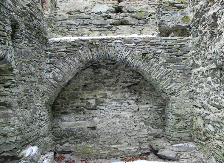 Hauenstein: Mauerbogen an der Ostseite zur Auflage der Balkendecke 
