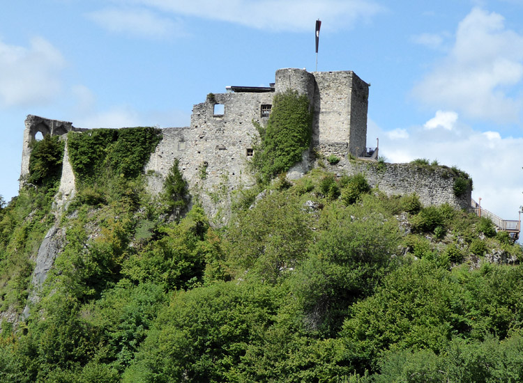 Finkenstein: Ansicht von Süden. Rechts des bergfrieds die älteste Ringmauer