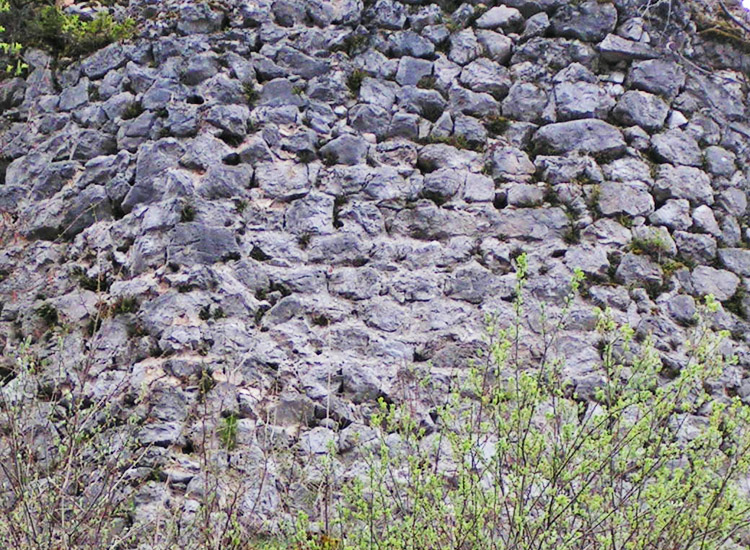 Finkenstein: Mauerwerk um 1200 am Felskopf östlich des Bergfrieds