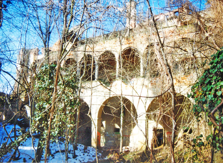 Schloss Gleichenberg: der verwachsene Innenhof mit barockem Arkadengang