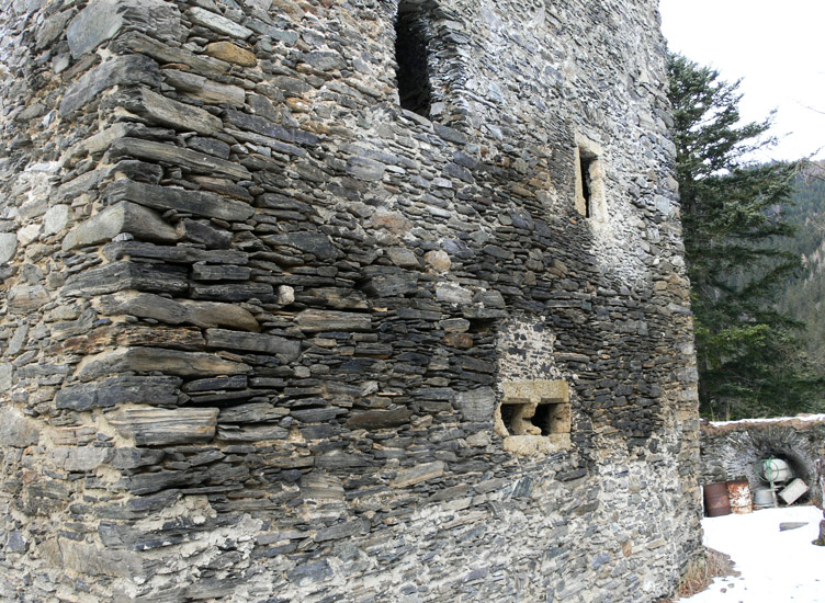 Hauenstein: Ostseite des Wohnturms mit dem querrechteckigen Fenster im EG und dem hochgelegenen Kapellenfenster im 1. OG