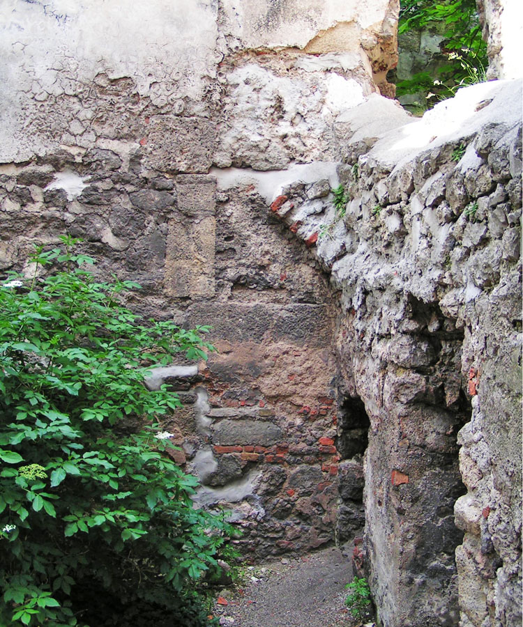 Rauhenstein: zwei übereinanderstehende romanische Rechtecktüren