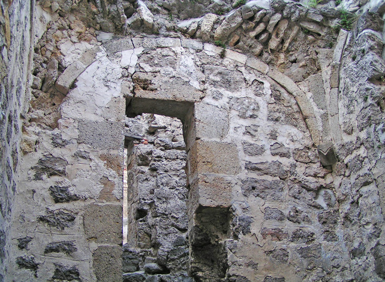 Rauhenstein: Westseite der Burgkapelle mit Zugang zur Empore