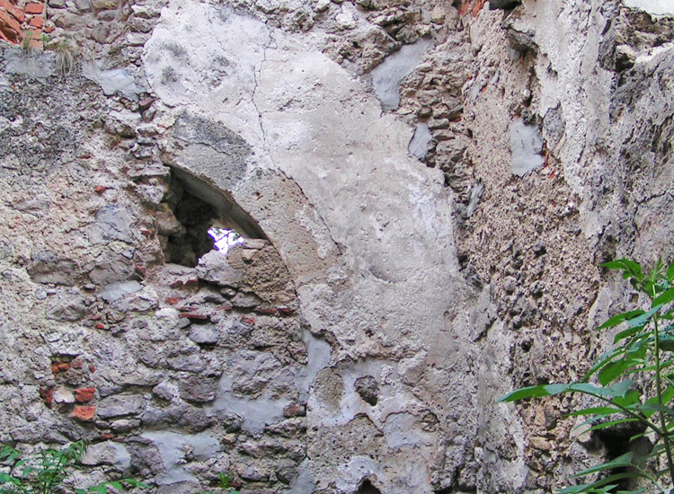Rauhenstein: vermauerter Chorbogen der Burgkapelle