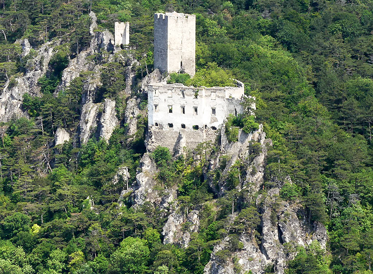 Rauhenstein: totale von der gegenüberliegenden Burg Rauheneck aus gesehen.