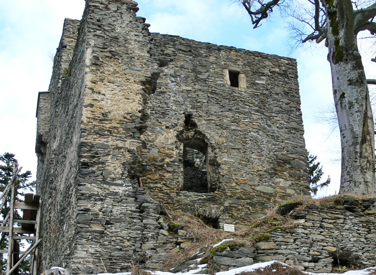 Hauenstein: Südansicht des Wohnturms, davor der spätgotische Zubau