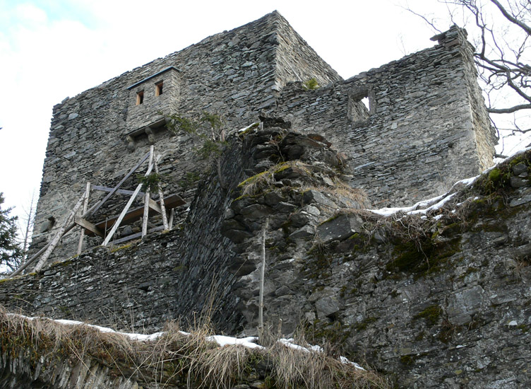 Hauenstein: Westfassade des Wohnturms, rechts der spätgotische Zubau