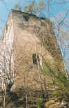 Der Bergfried vom Burghof aus 