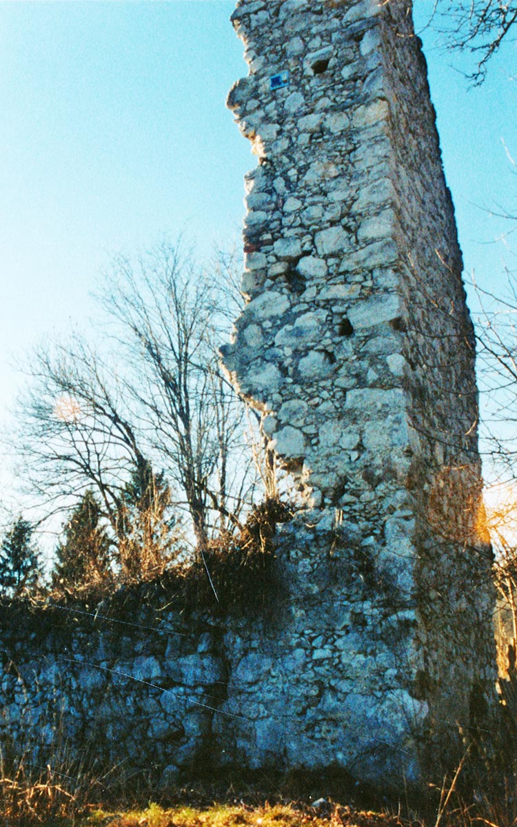 Oberstainach: Aussenseite der Turmecke