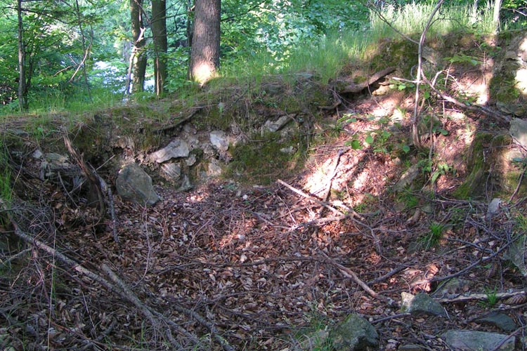 Pikeroi: Reste des Nebengebäudes an der Talseite.