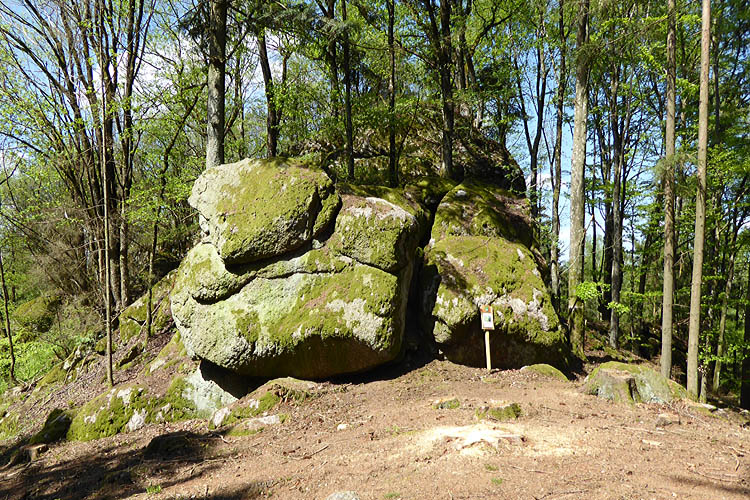 Rotenfels: Ostseite des Burgfelsens