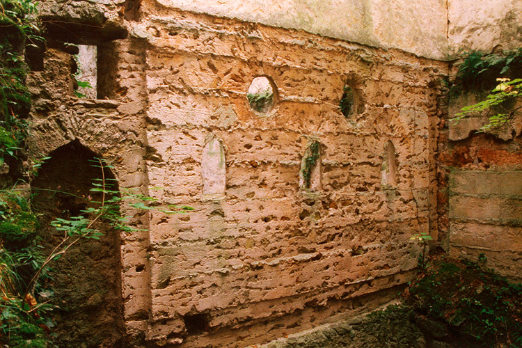 Thernberg: Mörtelabdrücke der Bohlenstube an der Hofseite