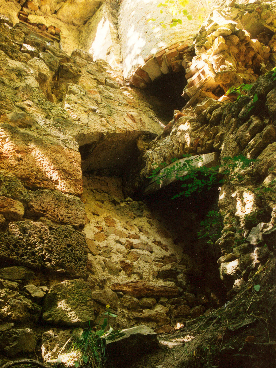 Thernberg: vermauerter Hocheinstieg an der Westwand