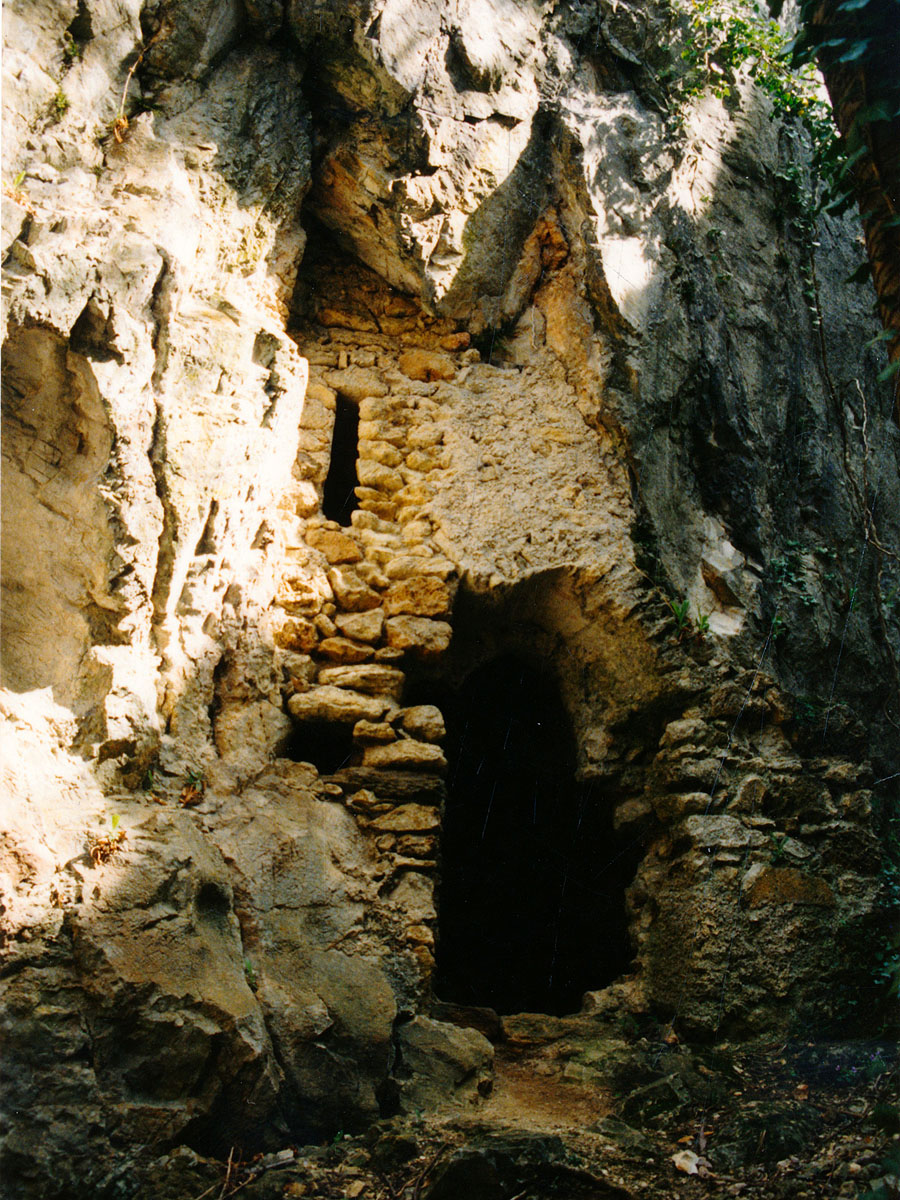 Thernberg: Hof mit Eingang zur Höhle