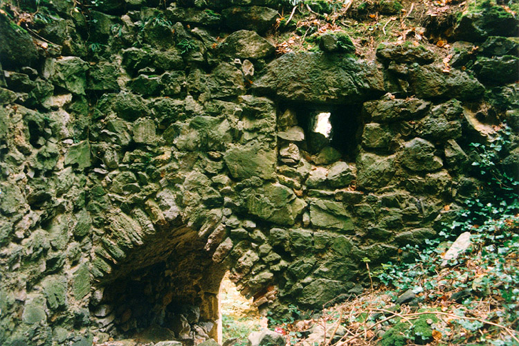 Thernberg: Portal im Kellergeschoß