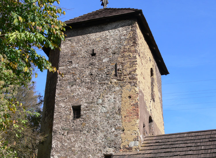 Tollinghof: Bergfried mit Schiesscharten.